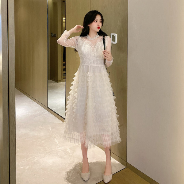 Női csipkeruha alacsony gallérral a nyakban