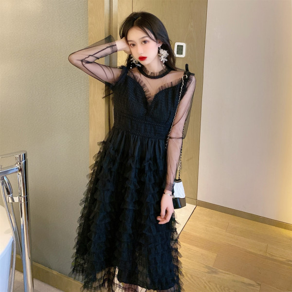 Női csipkeruha alacsony gallérral a nyakban