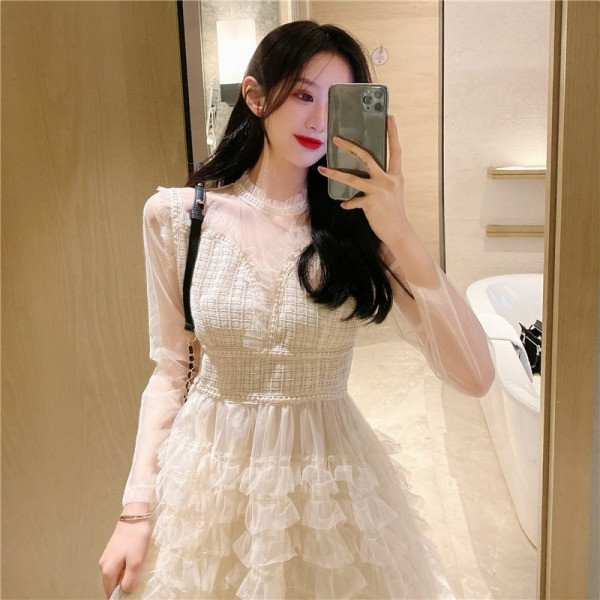 Női csipkeruha alacsony gallérral a nyakban