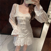 Väljalõigatud naiste pitskleit pikkade varrukate ja nööpidega