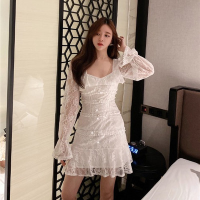 Väljalõigatud naiste pitskleit pikkade varrukate ja nööpidega