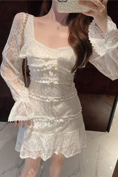 Väljalõigatud naiste pitskleit pikkade varrukate ja nööpidega