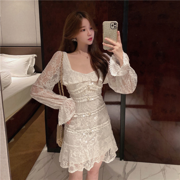 Väljalõigatud naiste pitskleit pikkade varrukate ja nööpidega