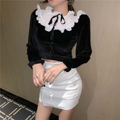 Baršunasta ženska bluza s niskom kragnom oko vrata i vezanjem