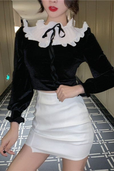 Baršunasta ženska bluza s niskom kragnom oko vrata i vezanjem