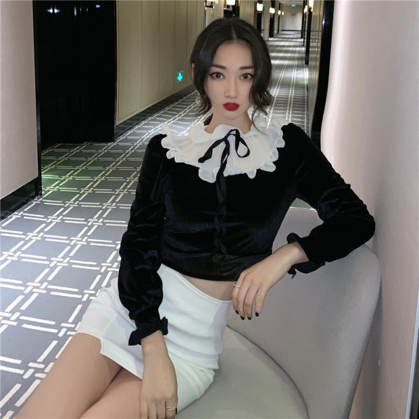 Baršunasta ženska bluza s niskom kragnom oko vrata i vezanjem