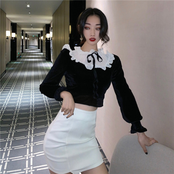 Baršunasta ženska bluza s niskom kragnom oko vrata i vezanjem