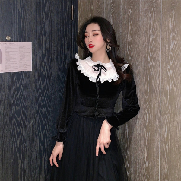 Baršunasta ženska bluza s niskom kragnom oko vrata i vezanjem