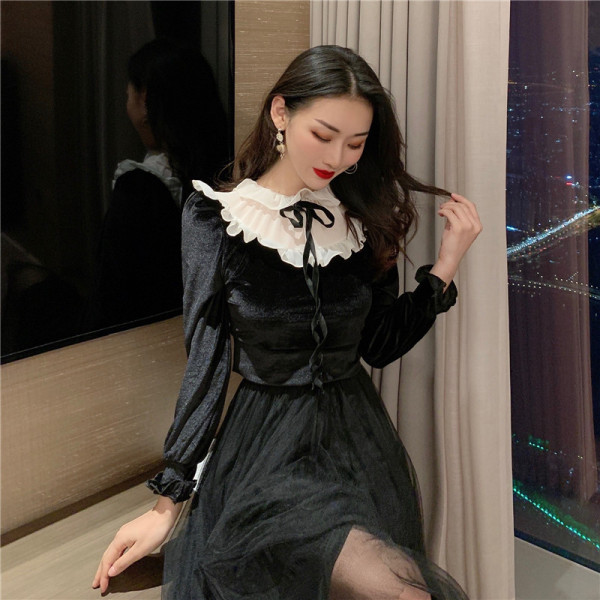 Baršunasta ženska bluza s niskom kragnom oko vrata i vezanjem