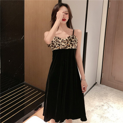 Bársony női ruha vékony pántokkal, leopárdmintával