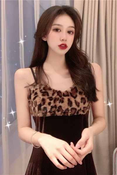 Bársony női ruha vékony pántokkal, leopárdmintával