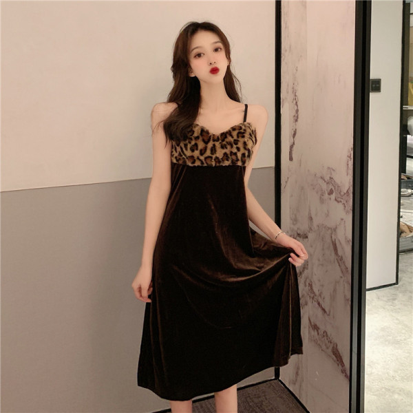 Bársony női ruha vékony pántokkal, leopárdmintával