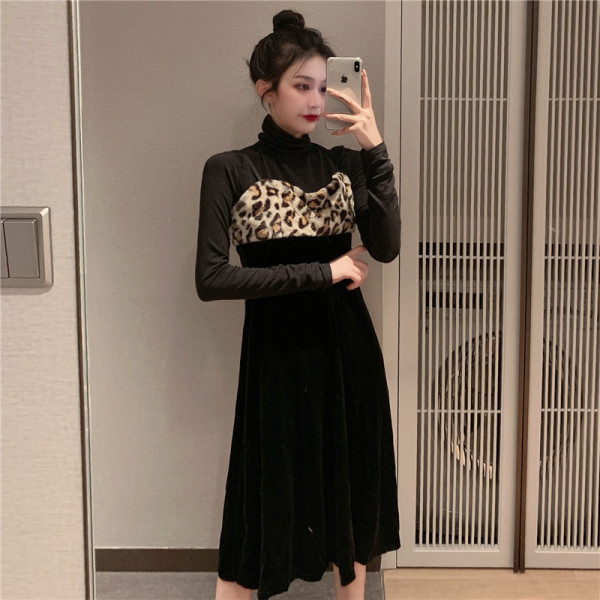 Bársony női ruha vékony pántokkal, leopárdmintával