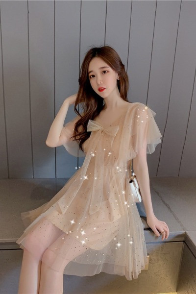 Modern női tüll ruha spitz nyakkivágással, szalaggal és flitterekkel