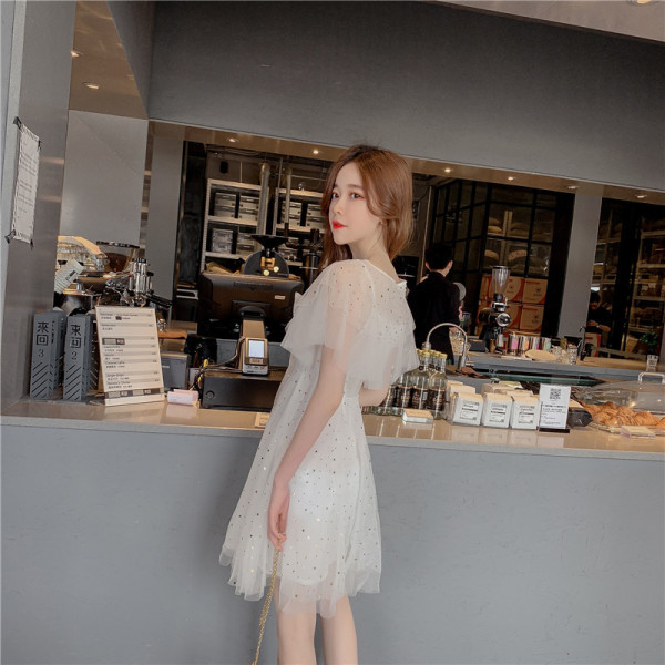 Modern női tüll ruha spitz nyakkivágással, szalaggal és flitterekkel