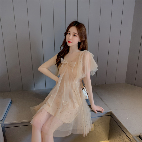 Modern női tüll ruha spitz nyakkivágással, szalaggal és flitterekkel