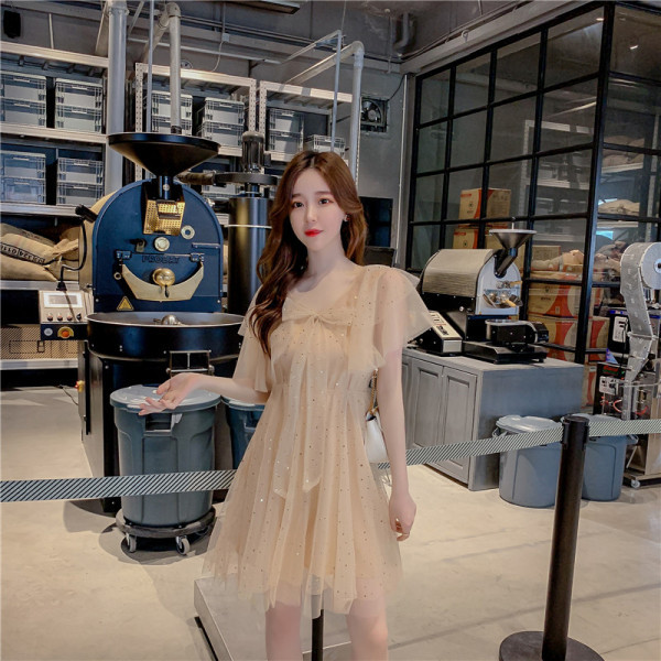 Modern női tüll ruha spitz nyakkivágással, szalaggal és flitterekkel