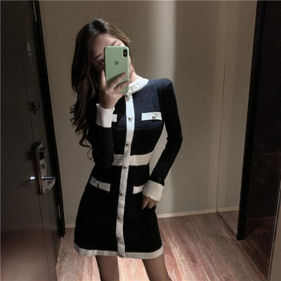 Stílusos női illeszkedő ruha gombokkal - egyenes modell