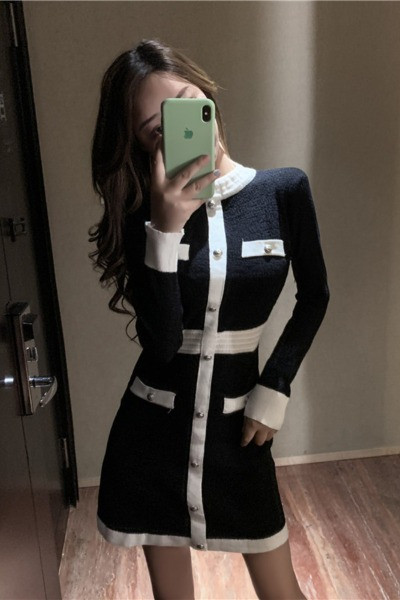 Stílusos női illeszkedő ruha gombokkal - egyenes modell