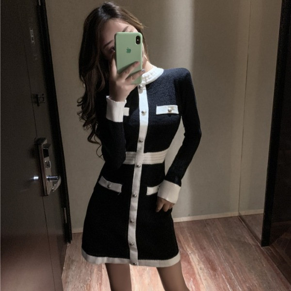 Stílusos női illeszkedő ruha gombokkal - egyenes modell