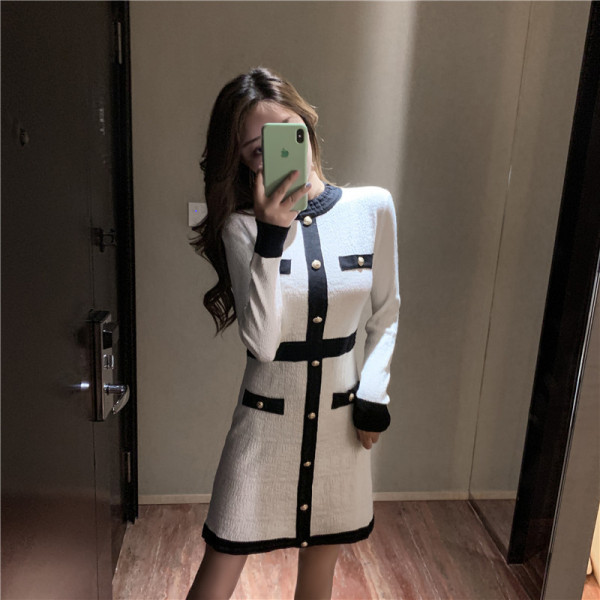 Stílusos női illeszkedő ruha gombokkal - egyenes modell