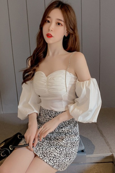 Moodne naiste pluus langenud varrukatega ja peenikeste kivirihmadega