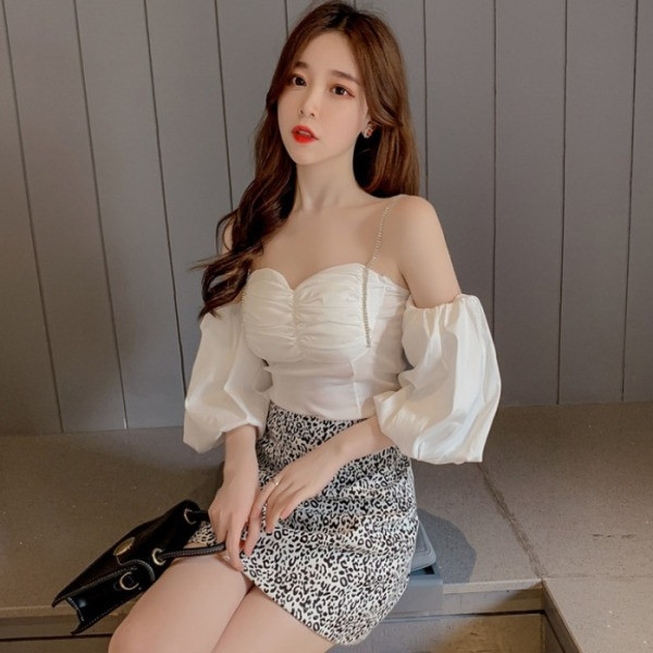 Moodne naiste pluus langenud varrukatega ja peenikeste kivirihmadega