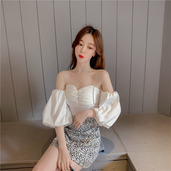 Moodne naiste pluus langenud varrukatega ja peenikeste kivirihmadega