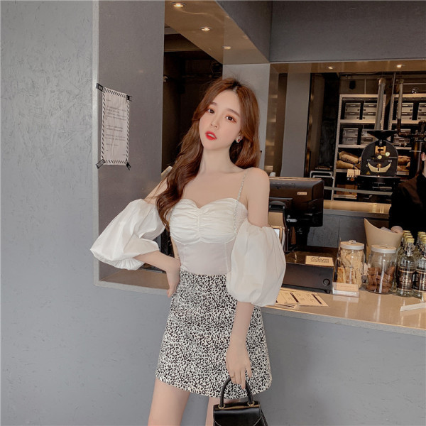 Moodne naiste pluus langenud varrukatega ja peenikeste kivirihmadega