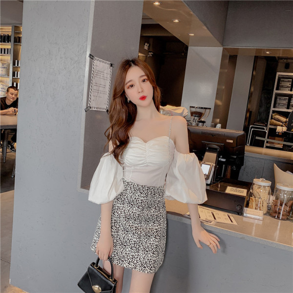 Moodne naiste pluus langenud varrukatega ja peenikeste kivirihmadega