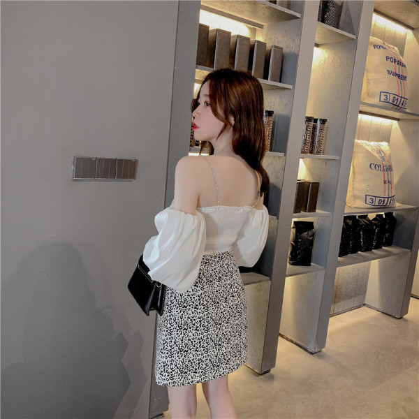 Moodne naiste pluus langenud varrukatega ja peenikeste kivirihmadega