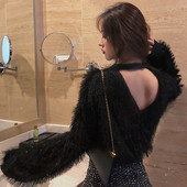 Naiste seljaosa ja ovaalse kaelusega sulekampsun