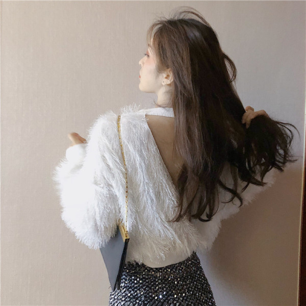 Naiste seljaosa ja ovaalse kaelusega sulekampsun