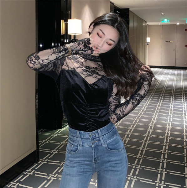 Must naiste sametpluus pitsvarrukatega