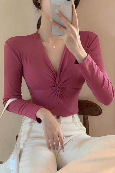 Liibuv naiste pluus sügava V-kaelusega