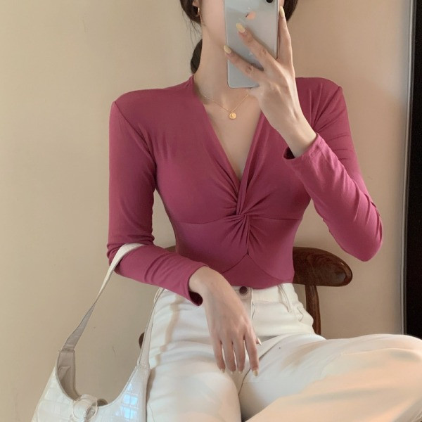 Liibuv naiste pluus sügava V-kaelusega