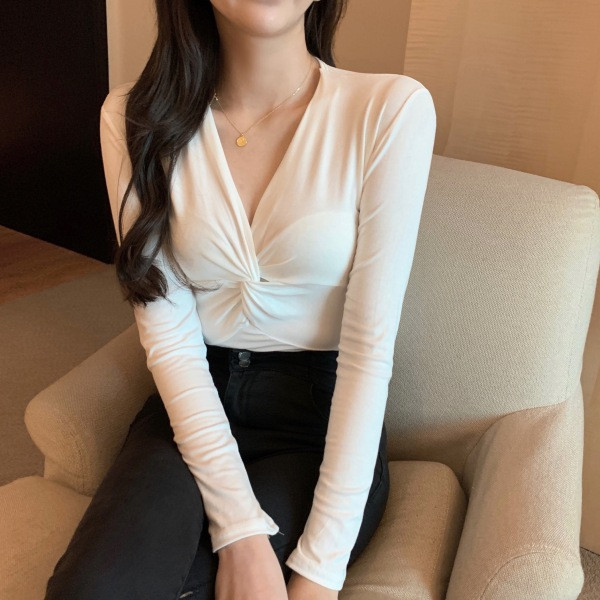 Liibuv naiste pluus sügava V-kaelusega