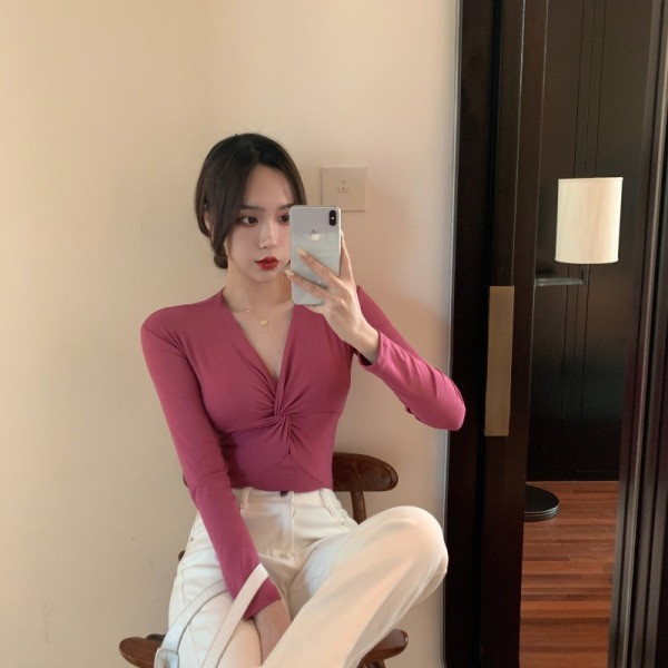 Liibuv naiste pluus sügava V-kaelusega