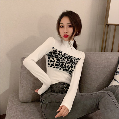 Moodne naiste pluus kõrge kraega luku ja leopardimustriga