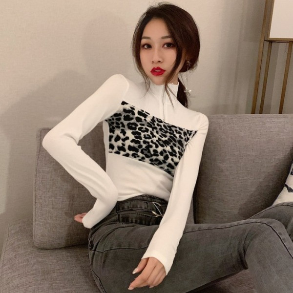 Moodne naiste pluus kõrge kraega luku ja leopardimustriga