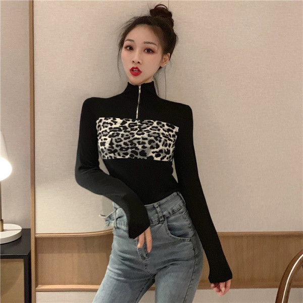 Moodne naiste pluus kõrge kraega luku ja leopardimustriga