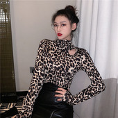 Liibuv naiste pluus kõrge krae ja väljalõikeelemendiga