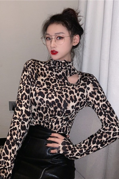 Liibuv naiste pluus kõrge krae ja väljalõikeelemendiga