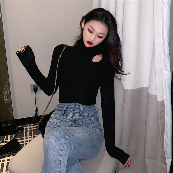 Liibuv naiste pluus kõrge krae ja väljalõikeelemendiga