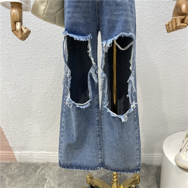 Praegune naiste teksapükste lai mudel kõrge vöökoha ja rebenenud motiividega