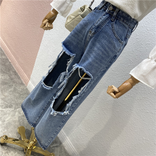 Praegune naiste teksapükste lai mudel kõrge vöökoha ja rebenenud motiividega