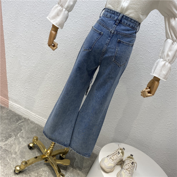 Praegune naiste teksapükste lai mudel kõrge vöökoha ja rebenenud motiividega