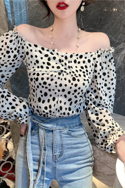 Moodne naiste sifonkist pluus, millel on langenud varrukad ja täpiline muster