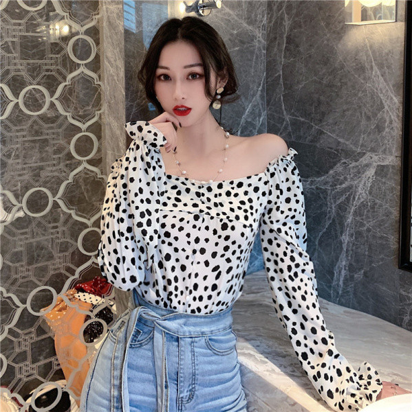 Moodne naiste sifonkist pluus, millel on langenud varrukad ja täpiline muster