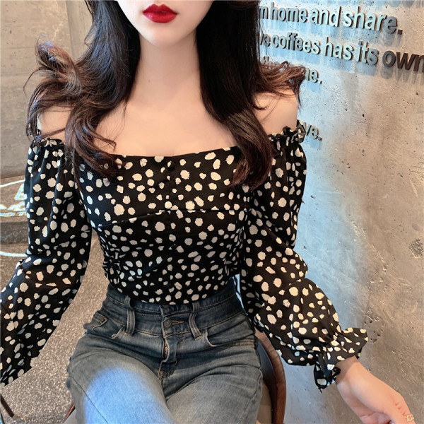 Moodne naiste sifonkist pluus, millel on langenud varrukad ja täpiline muster